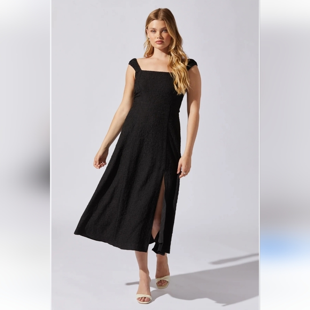 NWT || ASTR the LABEL || Crinkle shoulder maxi dress, sz M, black, lace-up back